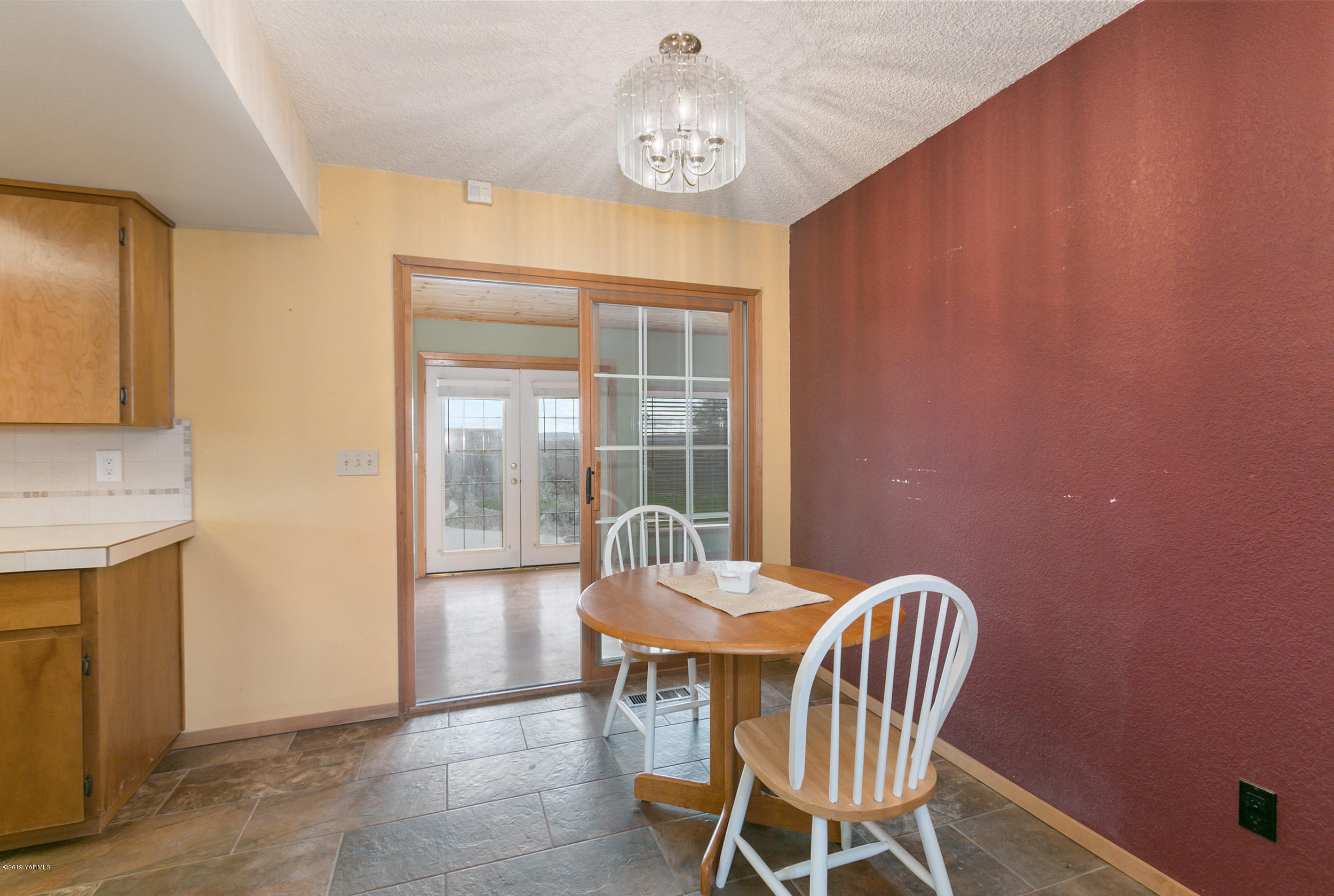 61 Faucher Road Yakima, WA 98901 - Photo 12 of 27 a dining room with furniture and window