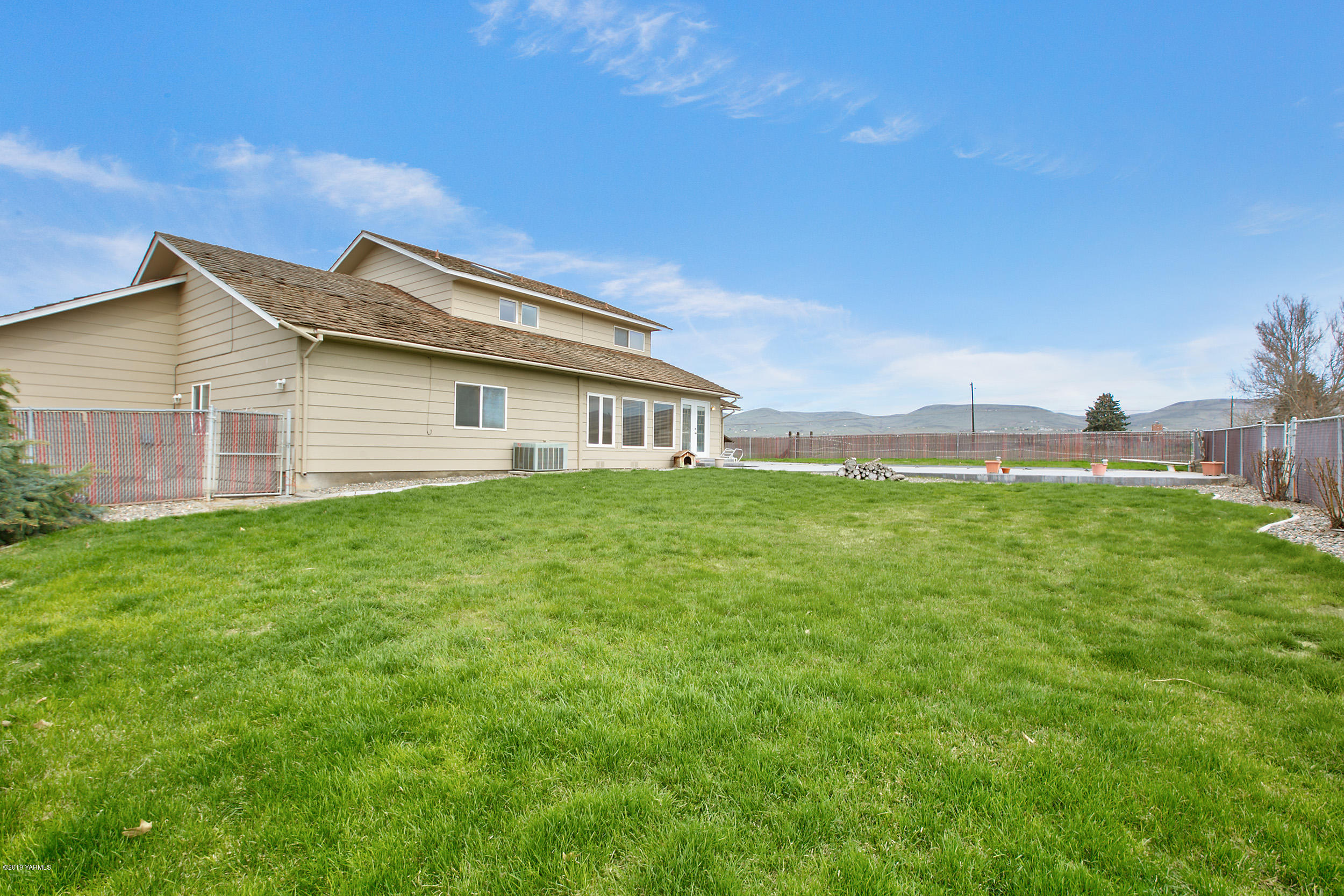 61 Faucher Road Yakima, WA 98901 - Photo 17 of 27 a backyard of a house with lots of green space