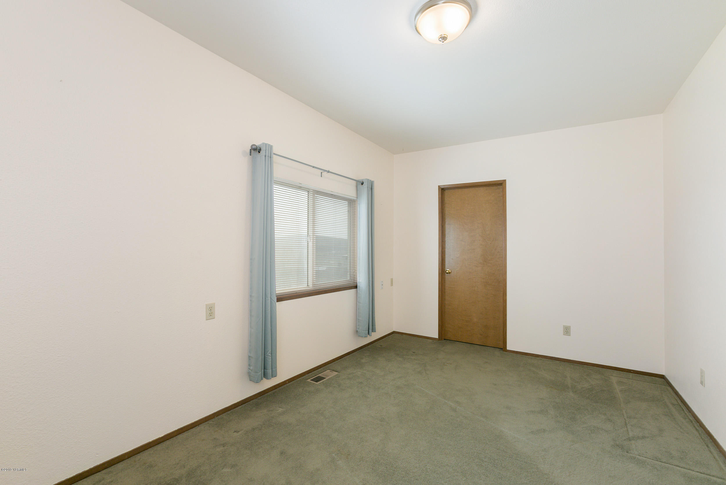 61 Faucher Road Yakima, WA 98901 - Photo 20 of 27 a view of an empty room with wooden floor and windows