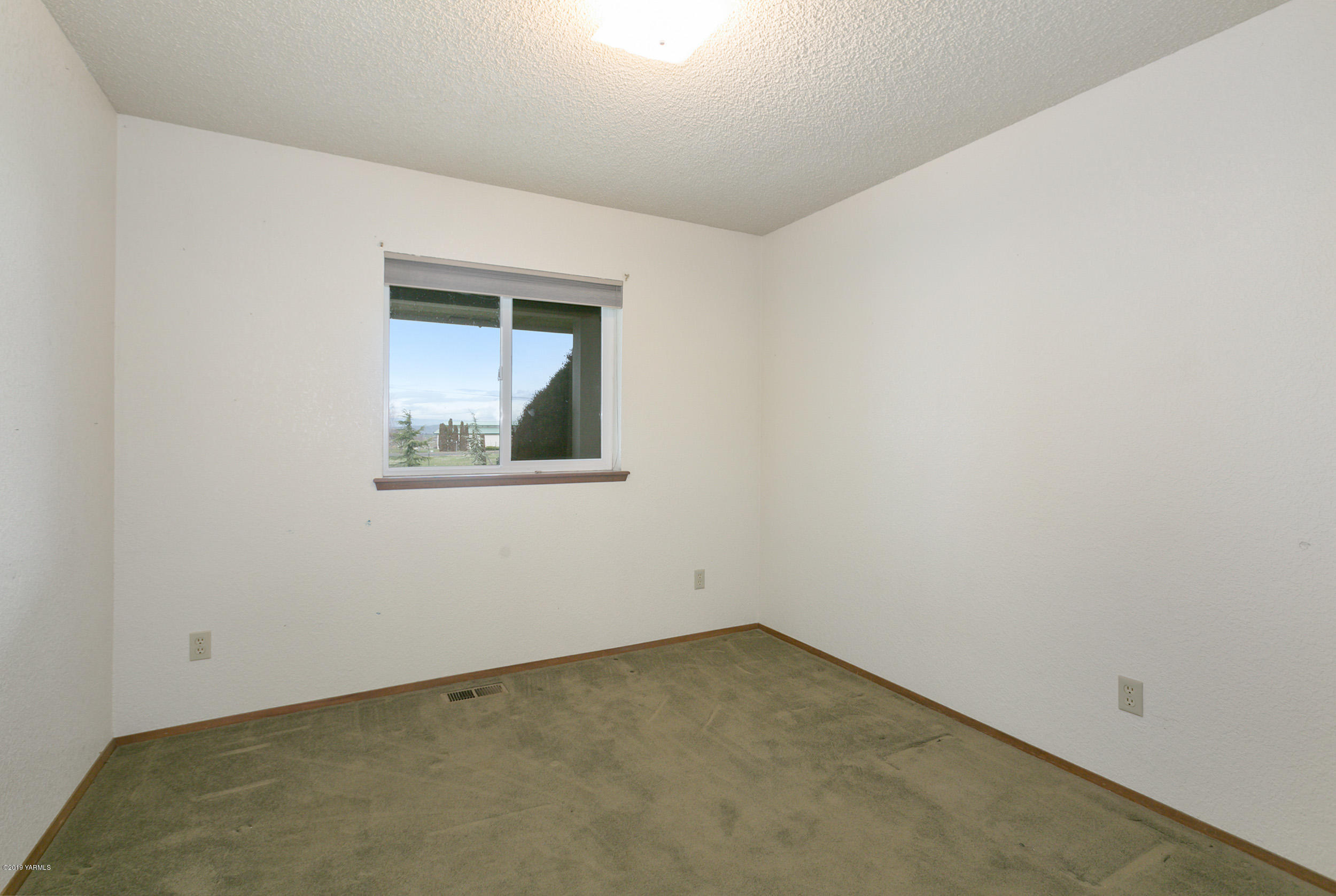 61 Faucher Road Yakima, WA 98901 - Photo 21 of 27 an empty room with a window