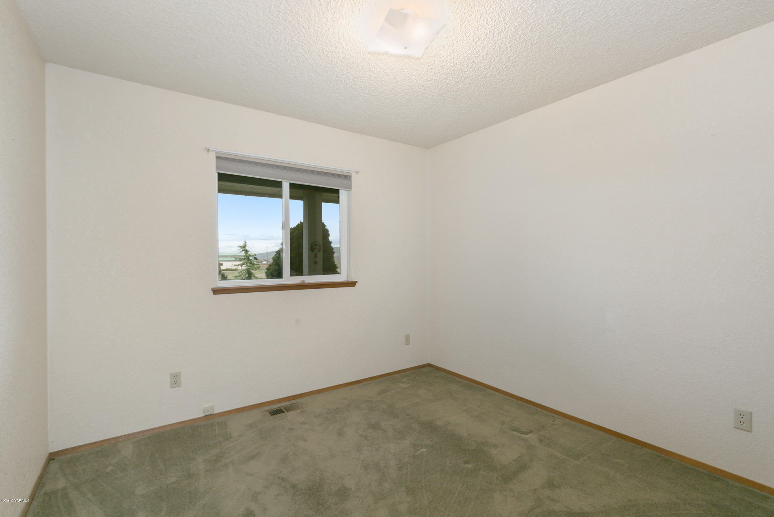 61 Faucher Road Yakima, WA 98901 - Photo 22 of 27 an empty room with a window