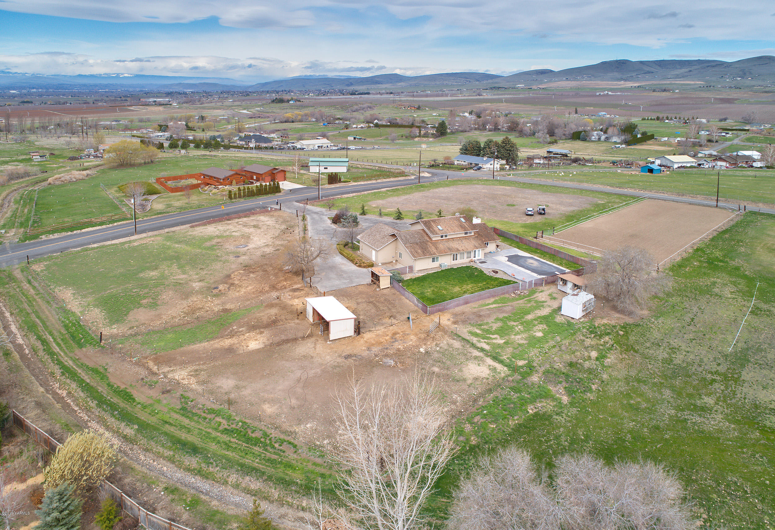 61 Faucher Road Yakima, WA 98901 - Photo 25 of 27 an aerial view of residential houses with outdoor space