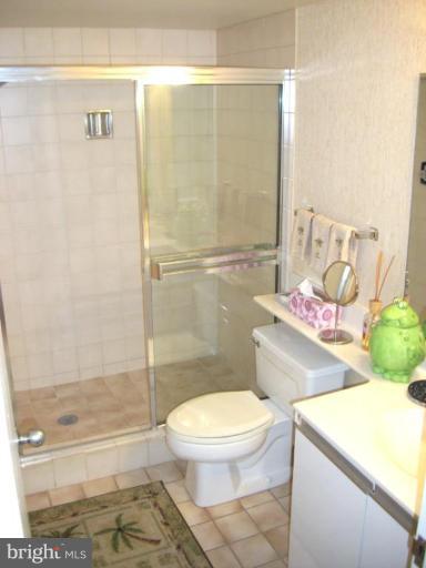 1808 Old Meadow Road, Unit 1405 McLean, VA 22102 - Photo 12 of 30 a white toilet sitting next to a bath tub