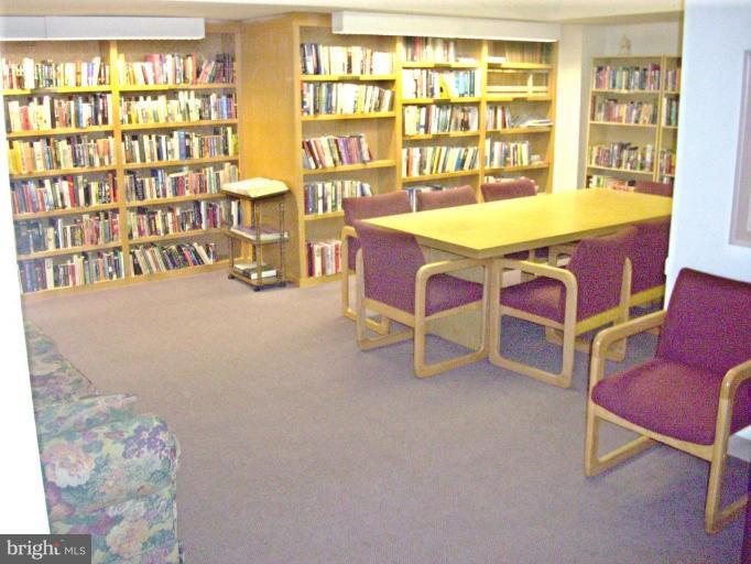 1808 Old Meadow Road, Unit 1405 McLean, VA 22102 - Photo 23 of 30 a room with table and chairs