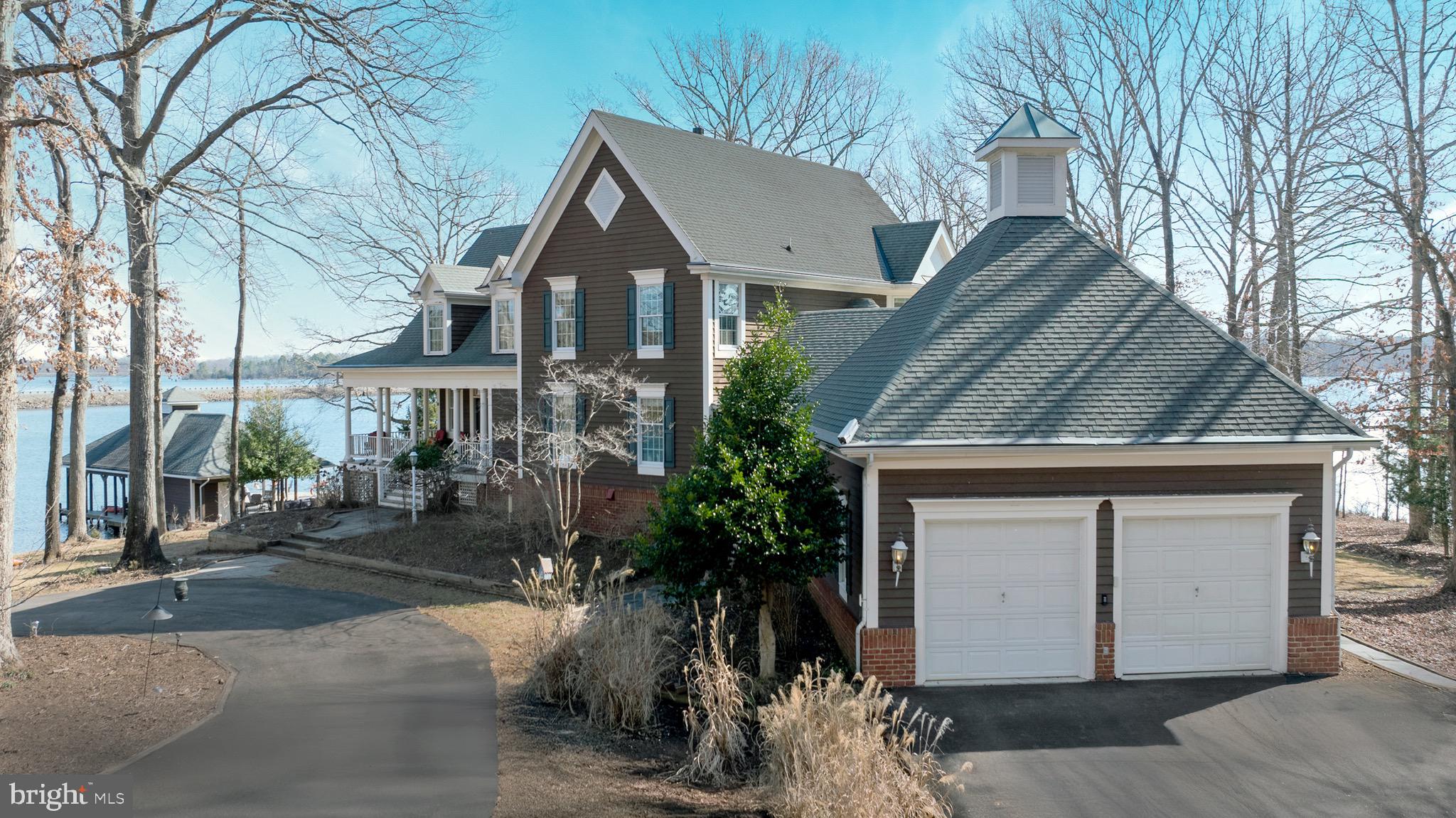 Welcome to your lake oasis!