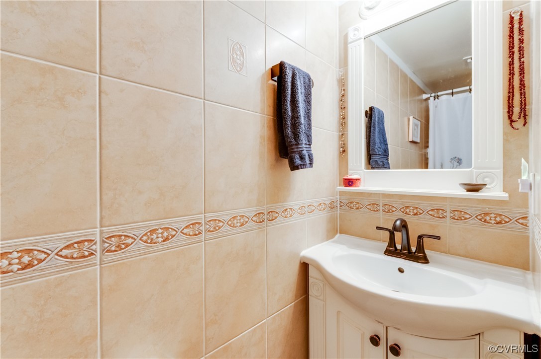 1507 Regency Woods Road, Unit 103 Henrico, VA 23238 - Photo 17 of 32 Bathroom featuring vanity, a shower with shower cu