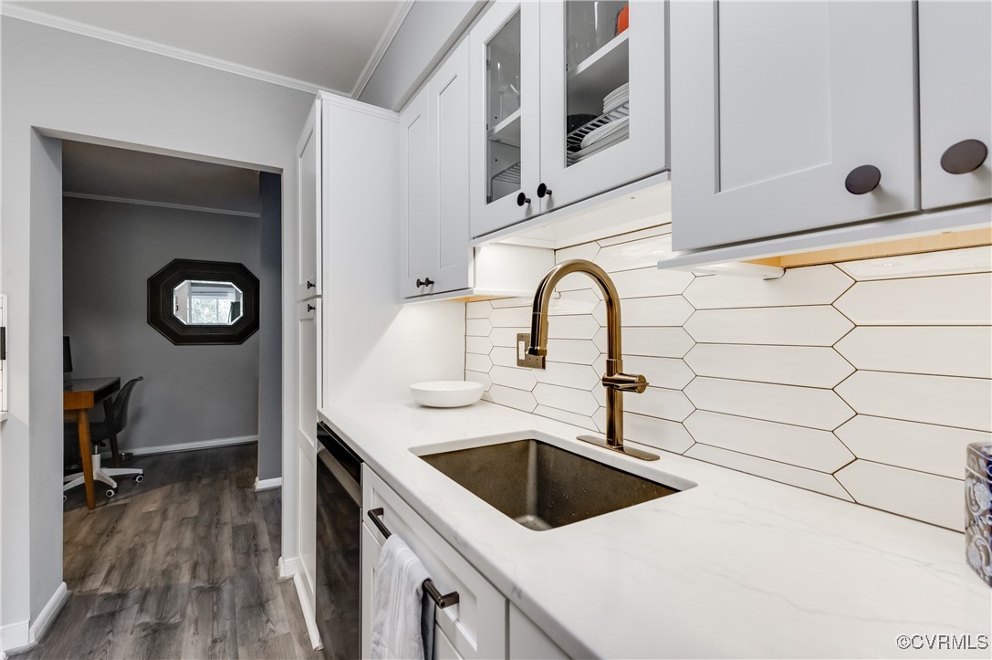 1507 Regency Woods Road, Unit 103 Henrico, VA 23238 - Photo 4 of 32 Kitchen with decorative backsplash, dark hardwood
