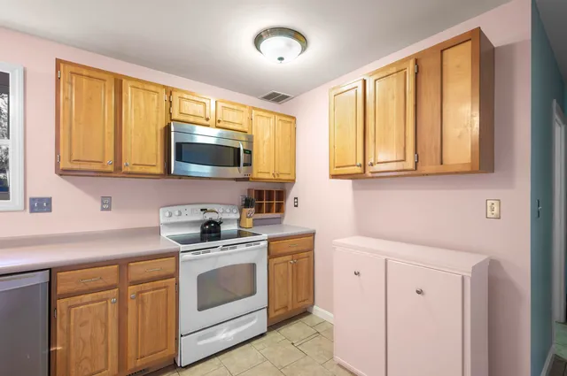 $459,000 | 4 Tanglewood Drive, Dover, NH 03820