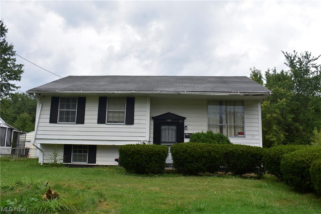 1550 Ferndale Avenue Southwest Warren, OH 44485 - Photo 1 of 20 View of front of house with a front yard