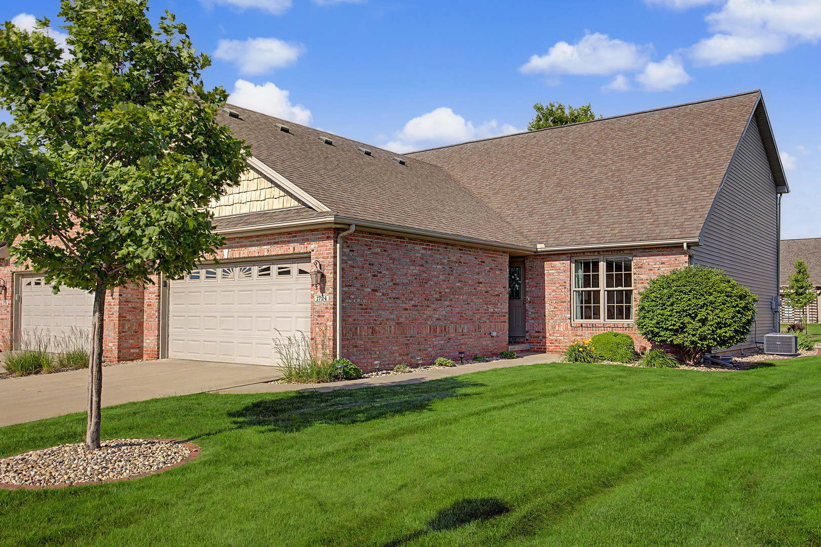 1724 Dunraven Road Bloomington, IL 61704 - Photo 1 of 36
