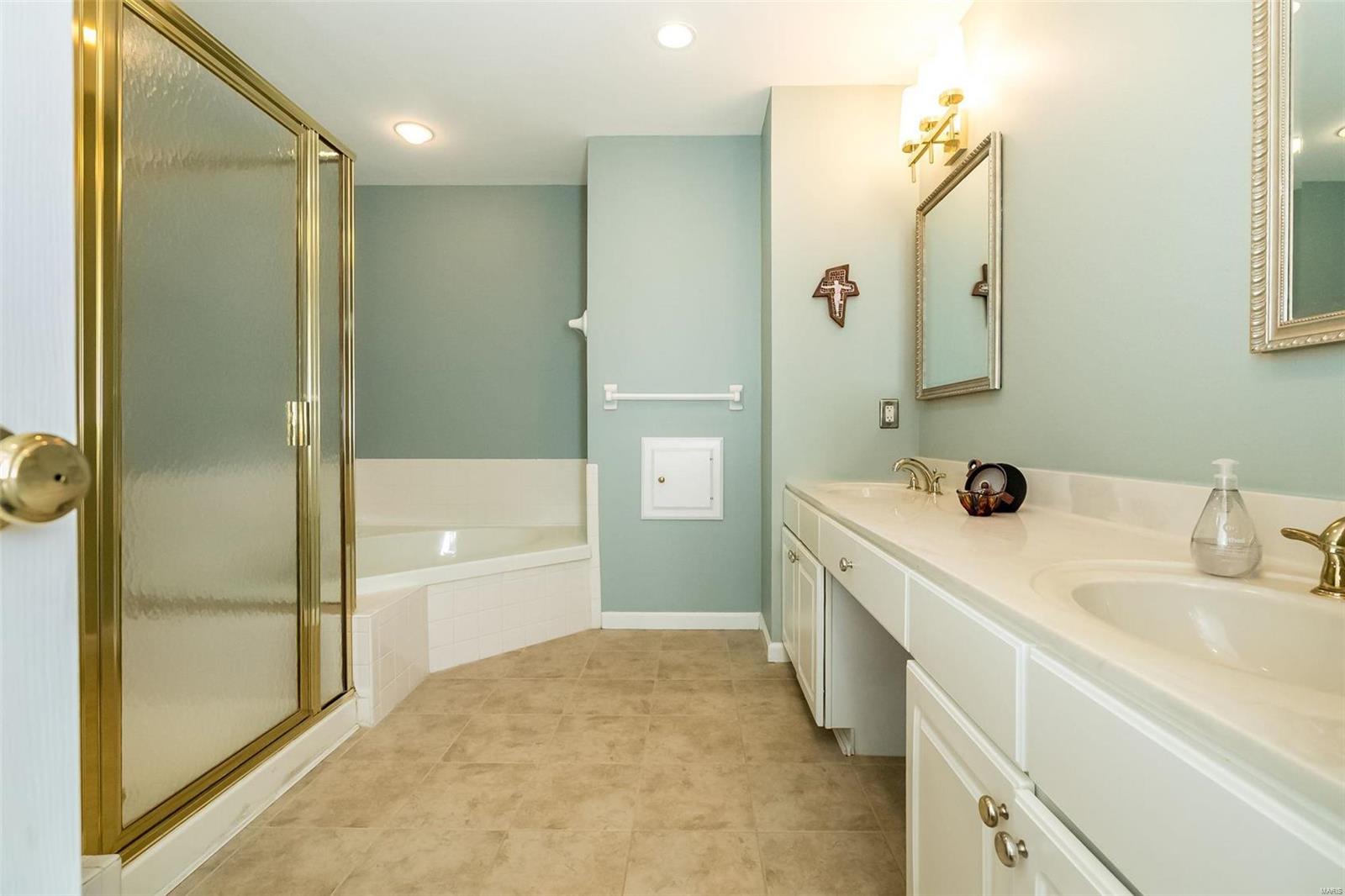 1742 Highview Cir Court Ballwin, MO 63021 - Photo 15 of 35