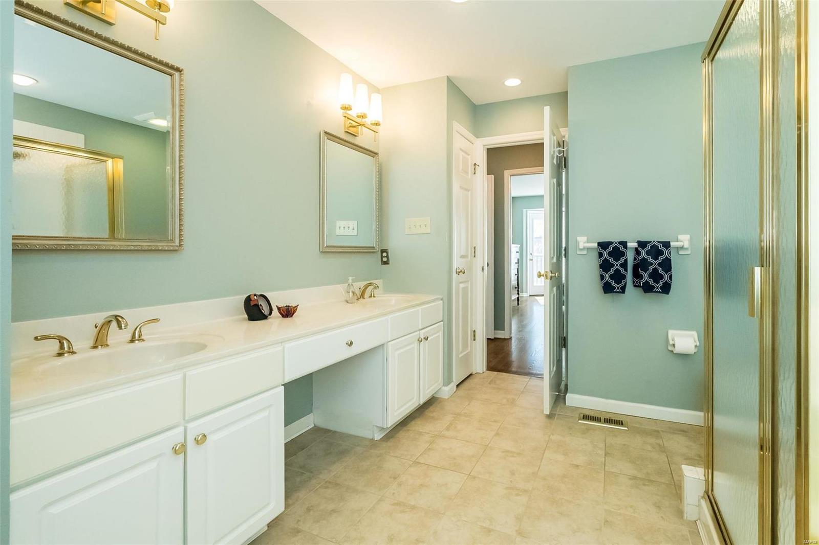 1742 Highview Cir Court Ballwin, MO 63021 - Photo 17 of 35