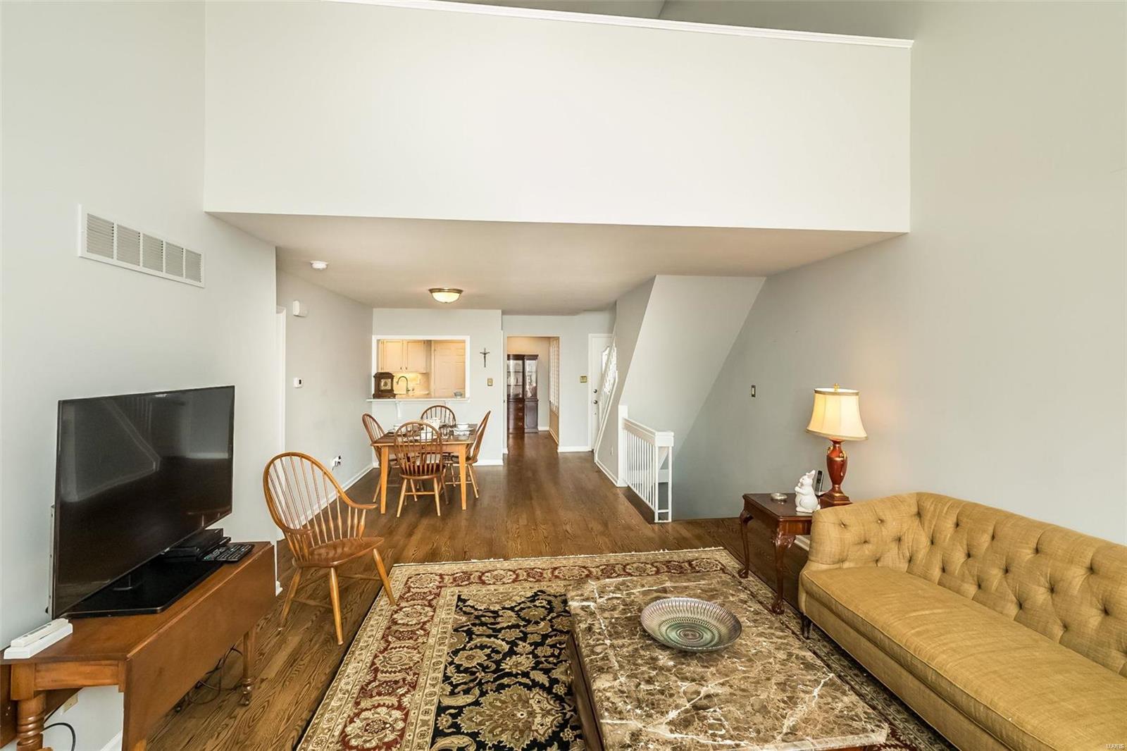 1742 Highview Cir Court Ballwin, MO 63021 - Photo 6 of 35