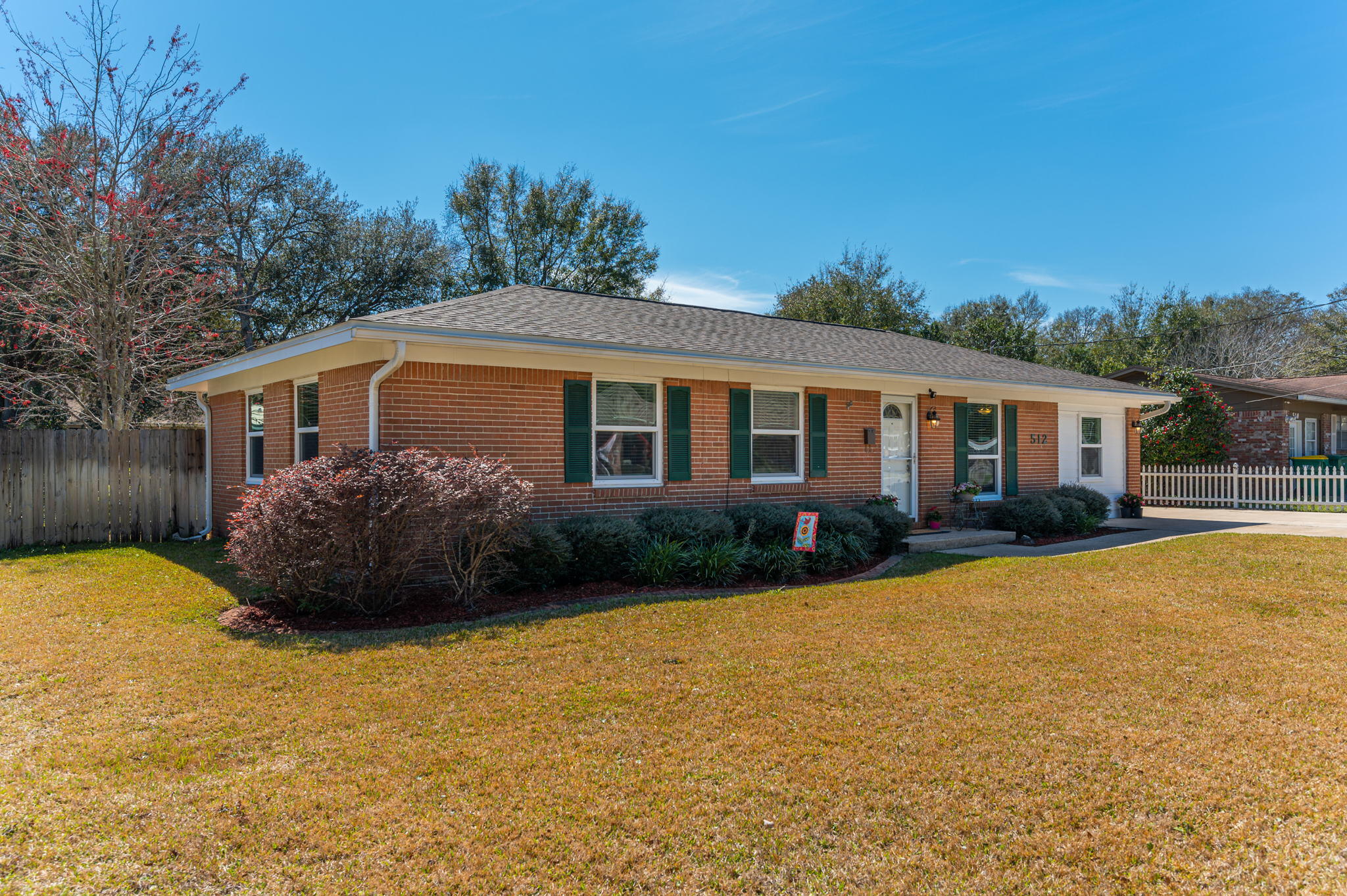 a view of a house with backyard and garden