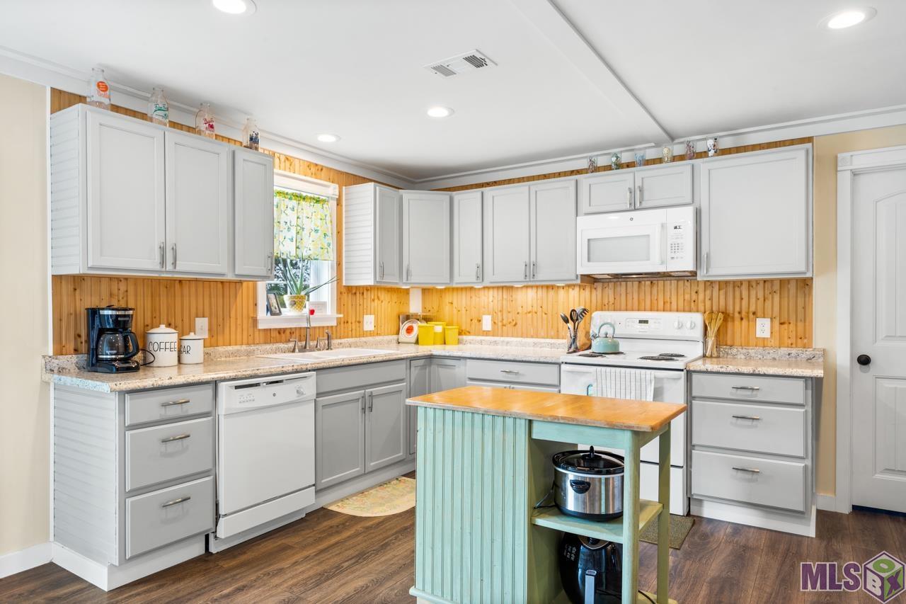 22738 Hoo Shoo Too Road Baton Rouge, LA 70817 - Photo 20 of 25 Guest House Kitchen