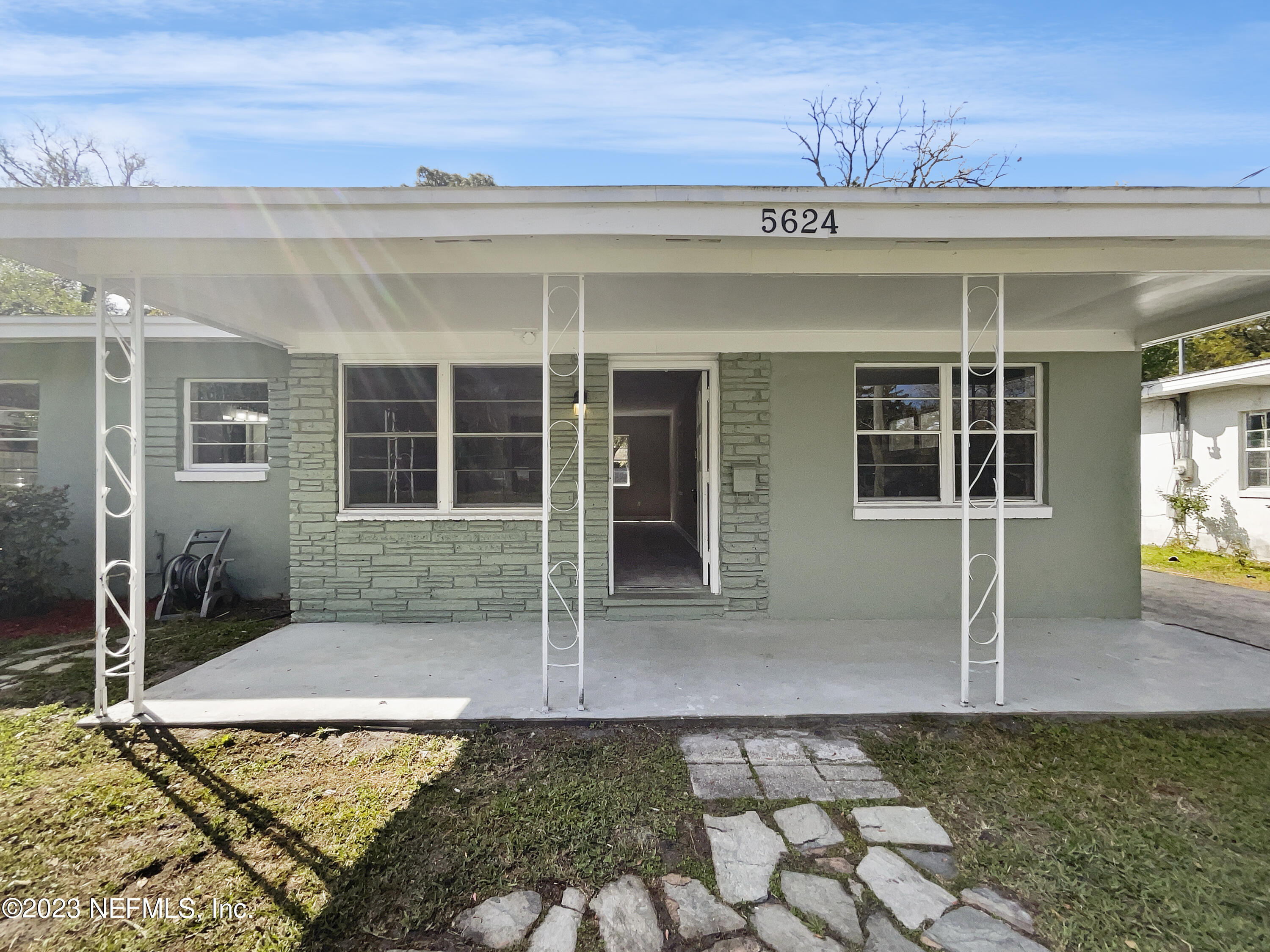 5624 Orangewood Road Jacksonville, FL 32207 - Photo 6 of 19 a view of a house with a outdoor space