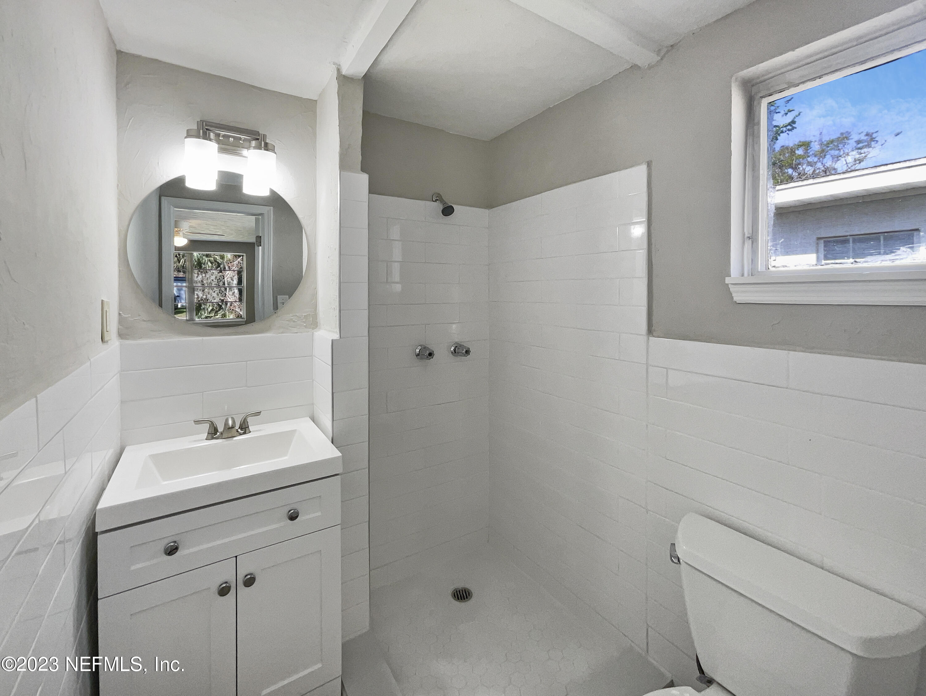 5624 Orangewood Road Jacksonville, FL 32207 - Photo 10 of 19 a bathroom with a sink toilet and shower