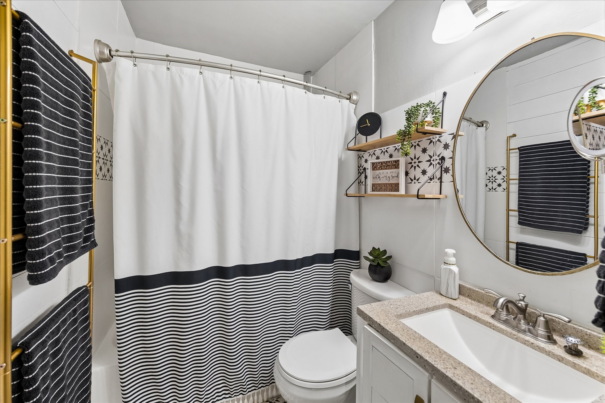 5015 Caplin Street Houston, TX 77026 - Photo 19 of 28 Full Size Bathroom
Tub/Shower Combo