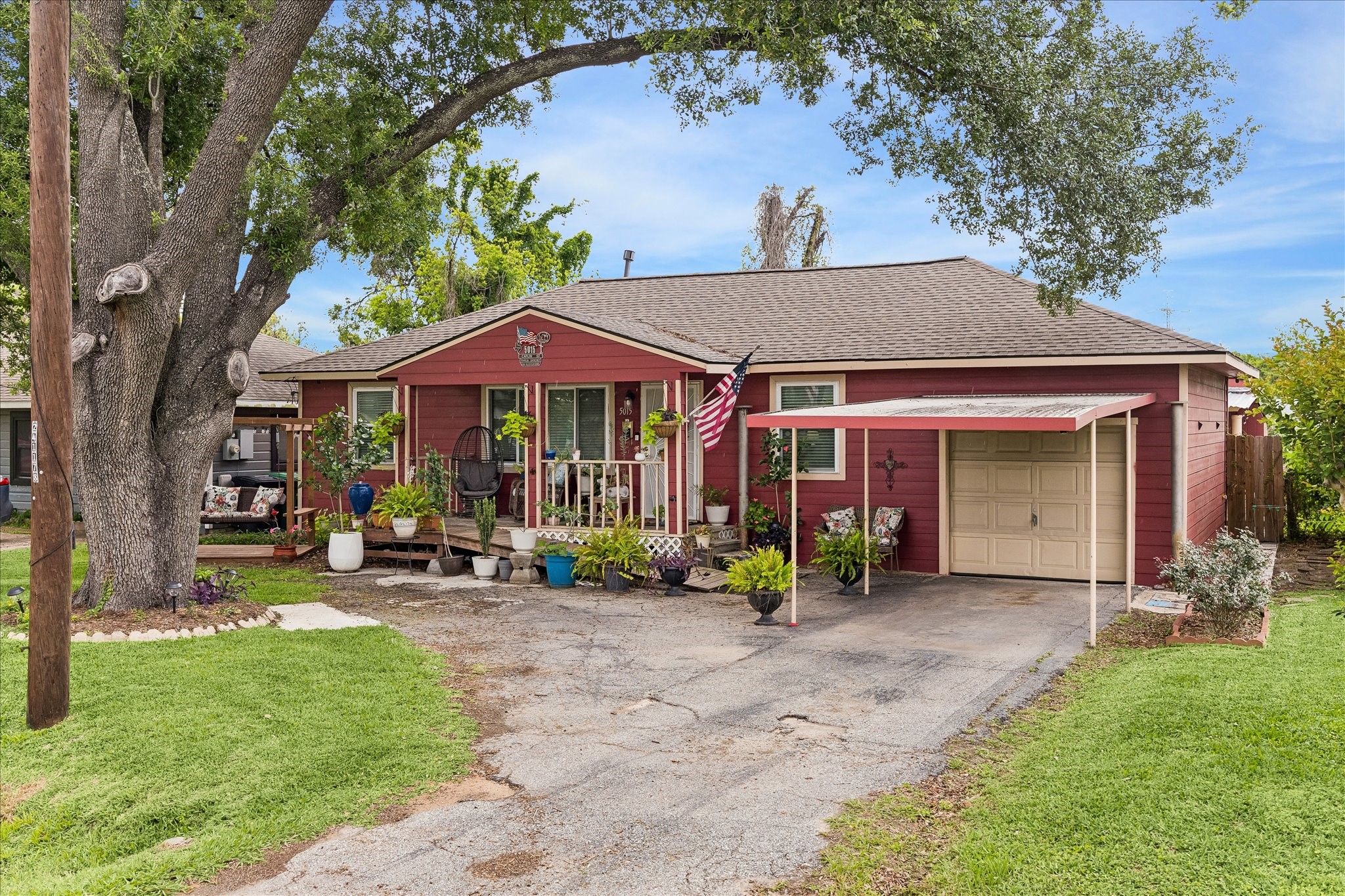 5015 Caplin Street Houston, TX 77026 - Photo 3 of 28 Attached Carport