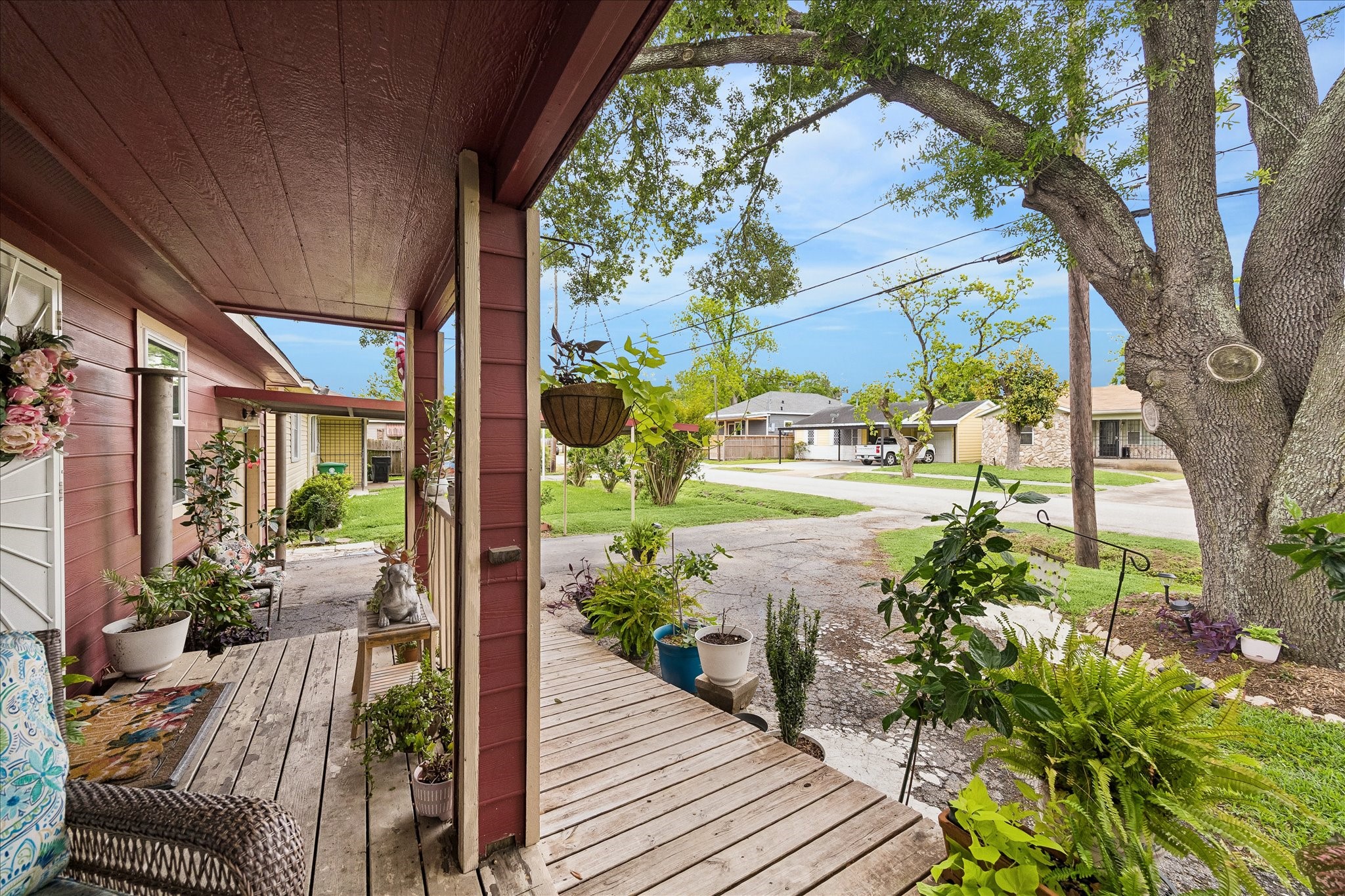 5015 Caplin Street Houston, TX 77026 - Photo 5 of 28 Front Porch