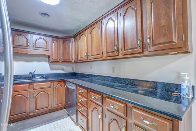 $1,800 | 1544 Jessee Street, Unit H, Kingsport, TN 37664