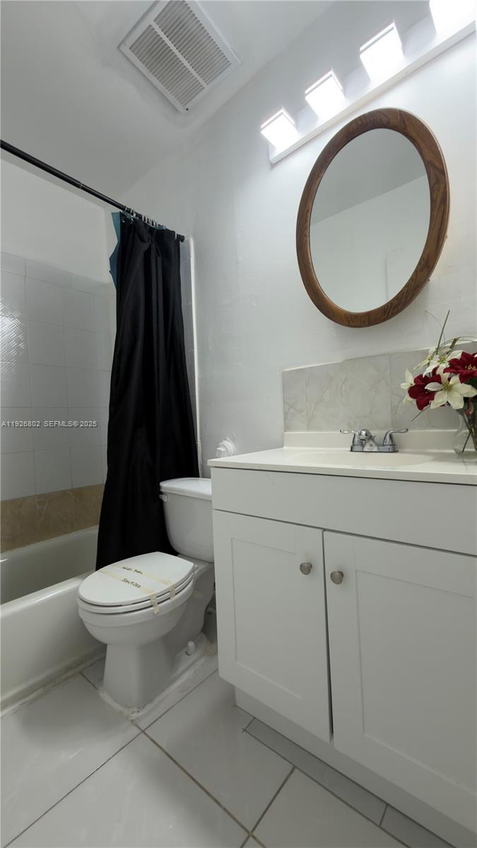274 Southwest 9th Street, Unit 2 Dania Beach, FL 33004 - Photo 10 of 24 a bathroom with a toilet a sink and a bathtub