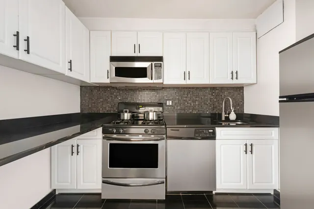 $569,000 | 130 East 18th Street, Unit 14J | Gramercy