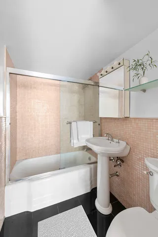 $569,000 | 130 East 18th Street, Unit 14J | Gramercy