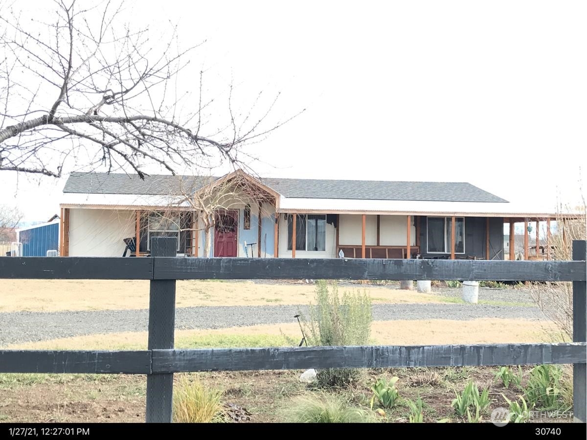442 Hanson Road Touchet, WA 99360 - Photo 1 of 1 a view of a house with swimming pool and a yard