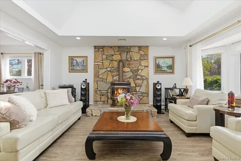 $874,900 | 44 Steven Place, Smithtown, NY 11787