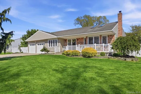 $874,900 | 44 Steven Place, Smithtown, NY 11787