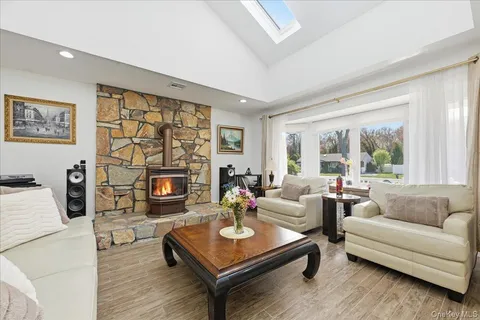 $874,900 | 44 Steven Place, Smithtown, NY 11787