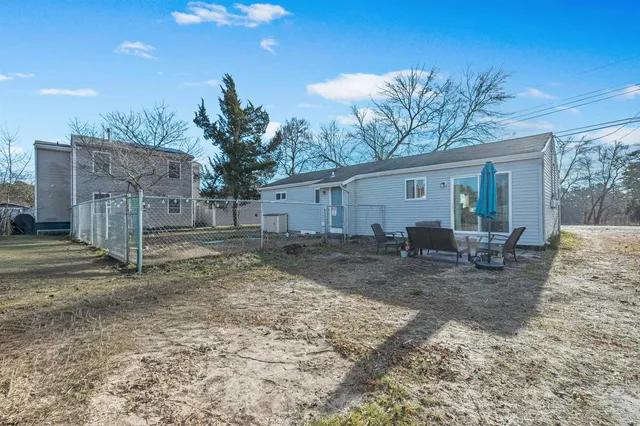 a view of a house with backyard