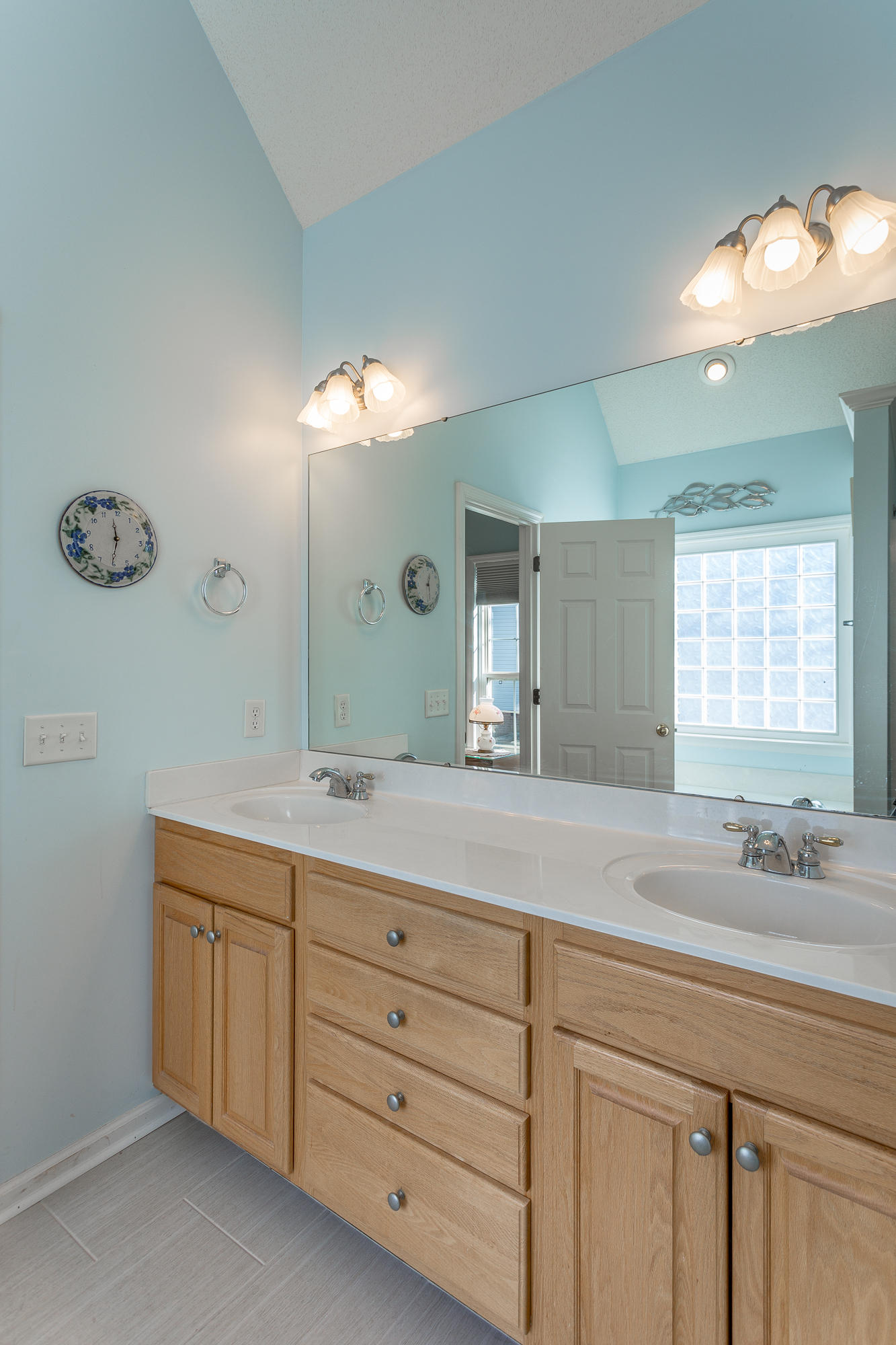 8557 Pershing Road Chattanooga, TN 37421 - Photo 29 of 47 Bathroom Storage