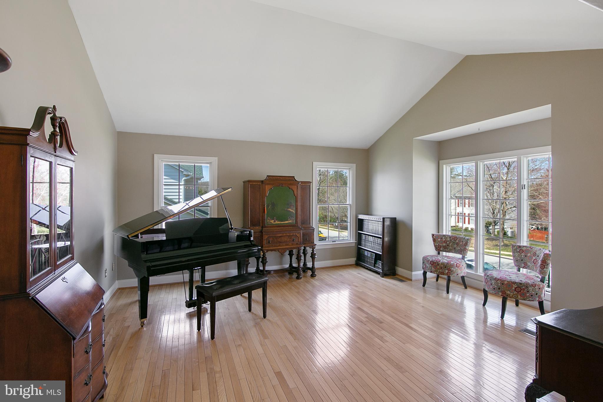 6400 Empty Song Road Columbia, MD 21044 - Photo 15 of 42 Living room w/vaulted ceiling and box bay window