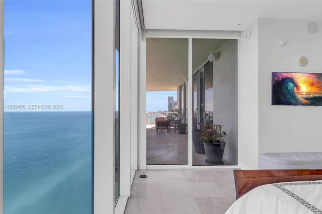 a view of livingroom with furniture