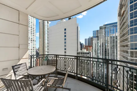 $1,725,000 | 10 East Delaware Place, Unit 25B, Chicago, IL 60611
