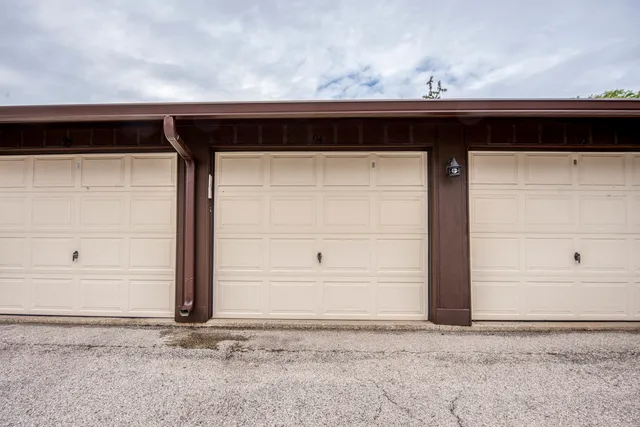 $220,000 | 47 West Pier Drive, Unit 102, Westmont, IL 60559