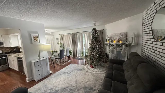 $220,000 | 47 West Pier Drive, Unit 102, Westmont, IL 60559