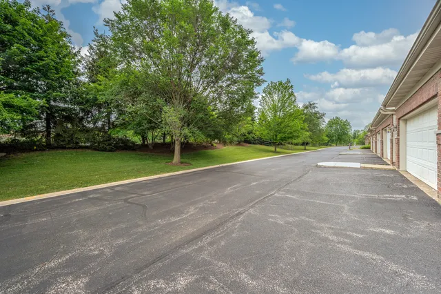 $3,500 | 2569 Waterbury Lane, Buffalo Grove, IL 60089