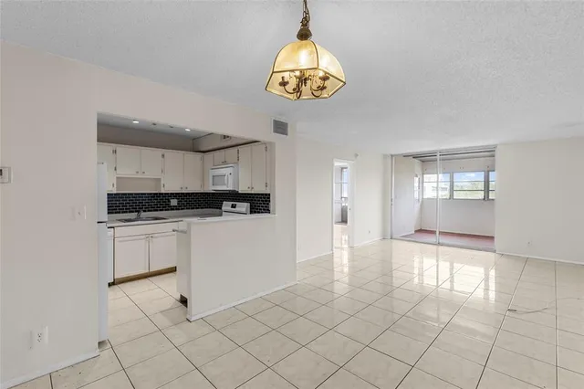$1,395 | 2017 Northwest 46th Avenue, Unit 409A, Lauderhill, FL 33313