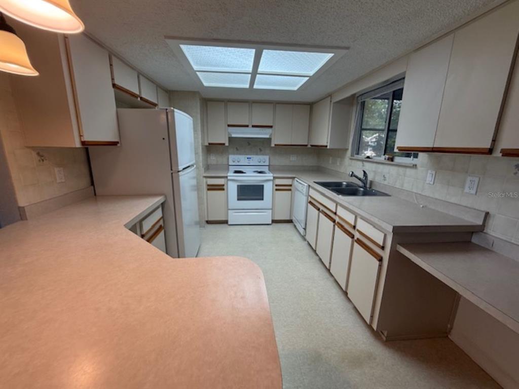 8071 Southwest 109th Place Road Ocala, FL 34481 - Photo 6 of 11 Gallery Image 6