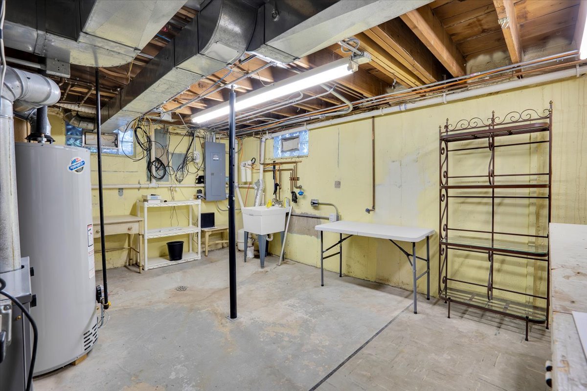 919 Roslyn Road Glen Ellyn, IL 60137 - Photo 34 of 39 Gallery Image 34