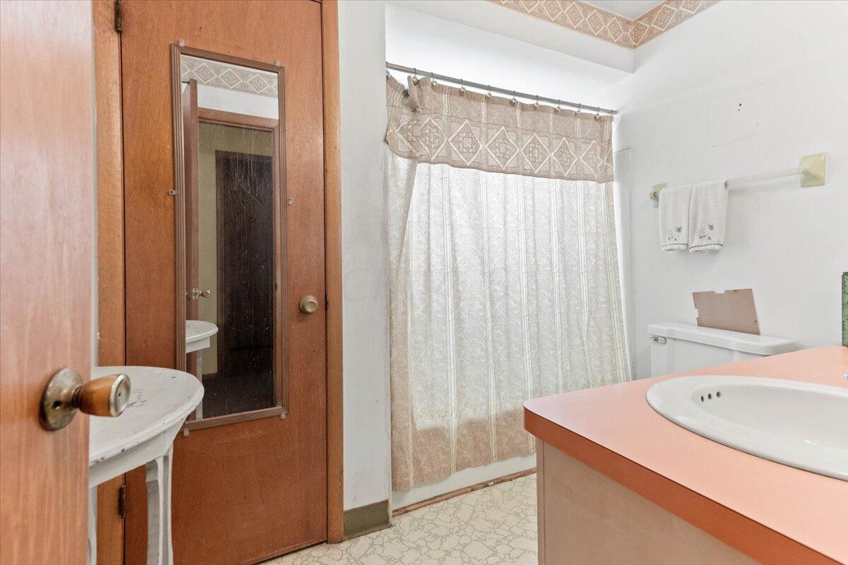 3175 Pine Valley Road Columbus, OH 43219 - Photo 21 of 25 21-Bathroom