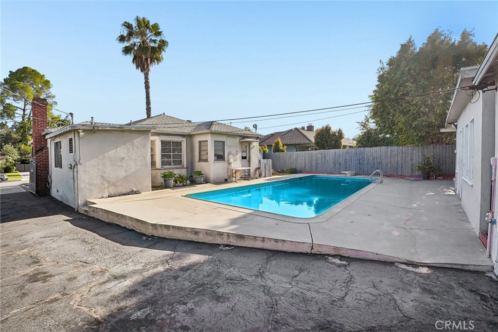 2209 Queensberry Road Pasadena, CA 91104 - Photo 28 of 44 a house with a bench in front of it