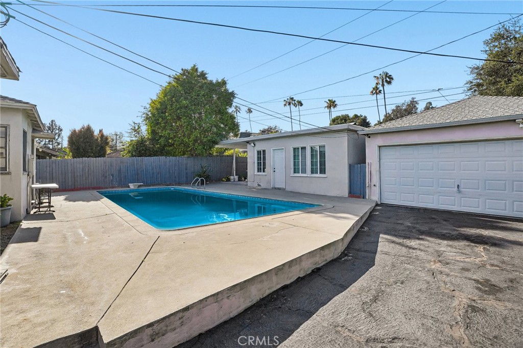 2209 Queensberry Road Pasadena, CA 91104 - Photo 30 of 44 a view of a backyard with a sitting area