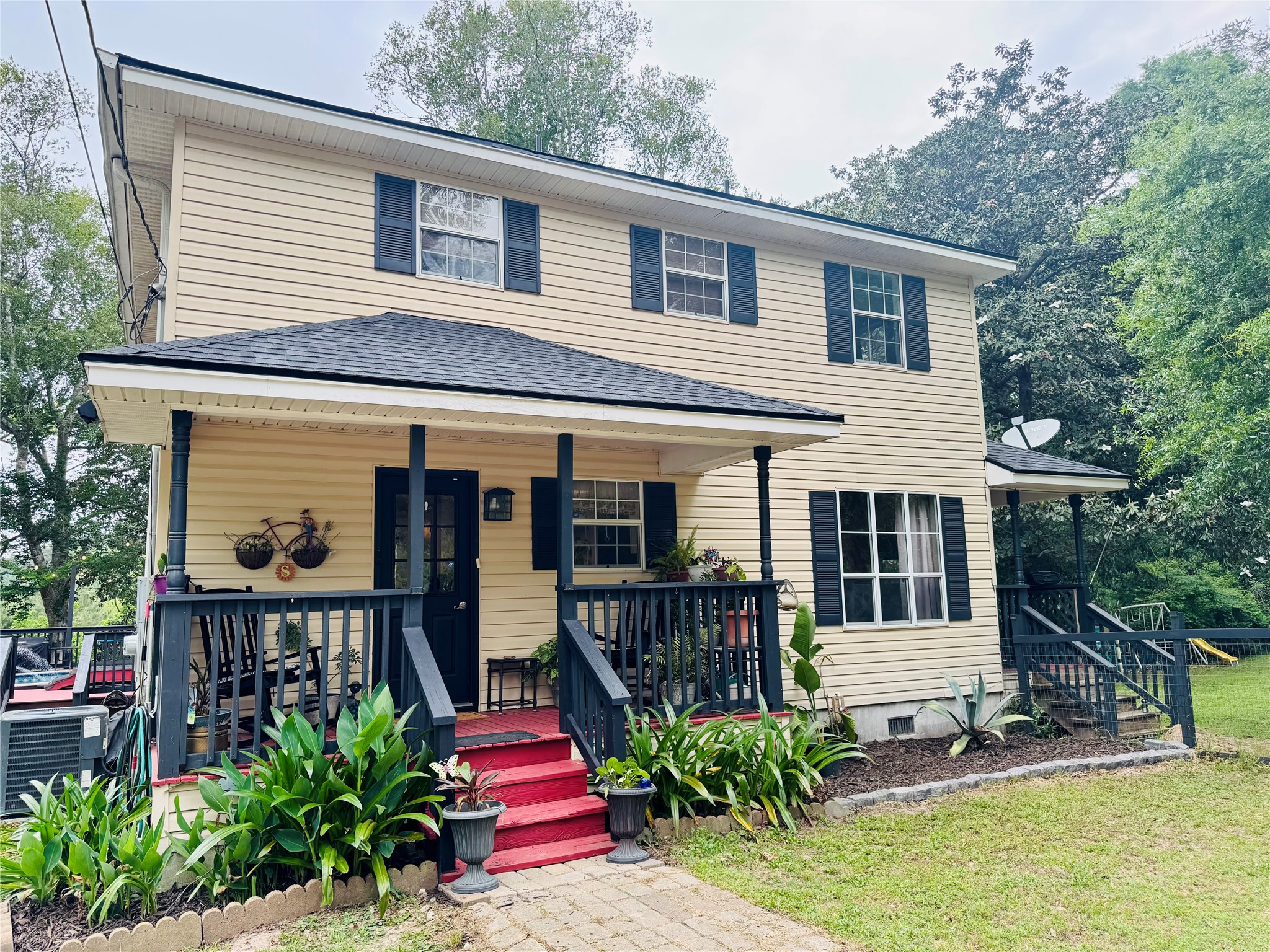 954 Hillbilly Heaven Road Livingston, TX 77351 - Photo 11 of 38 Front door and porch.