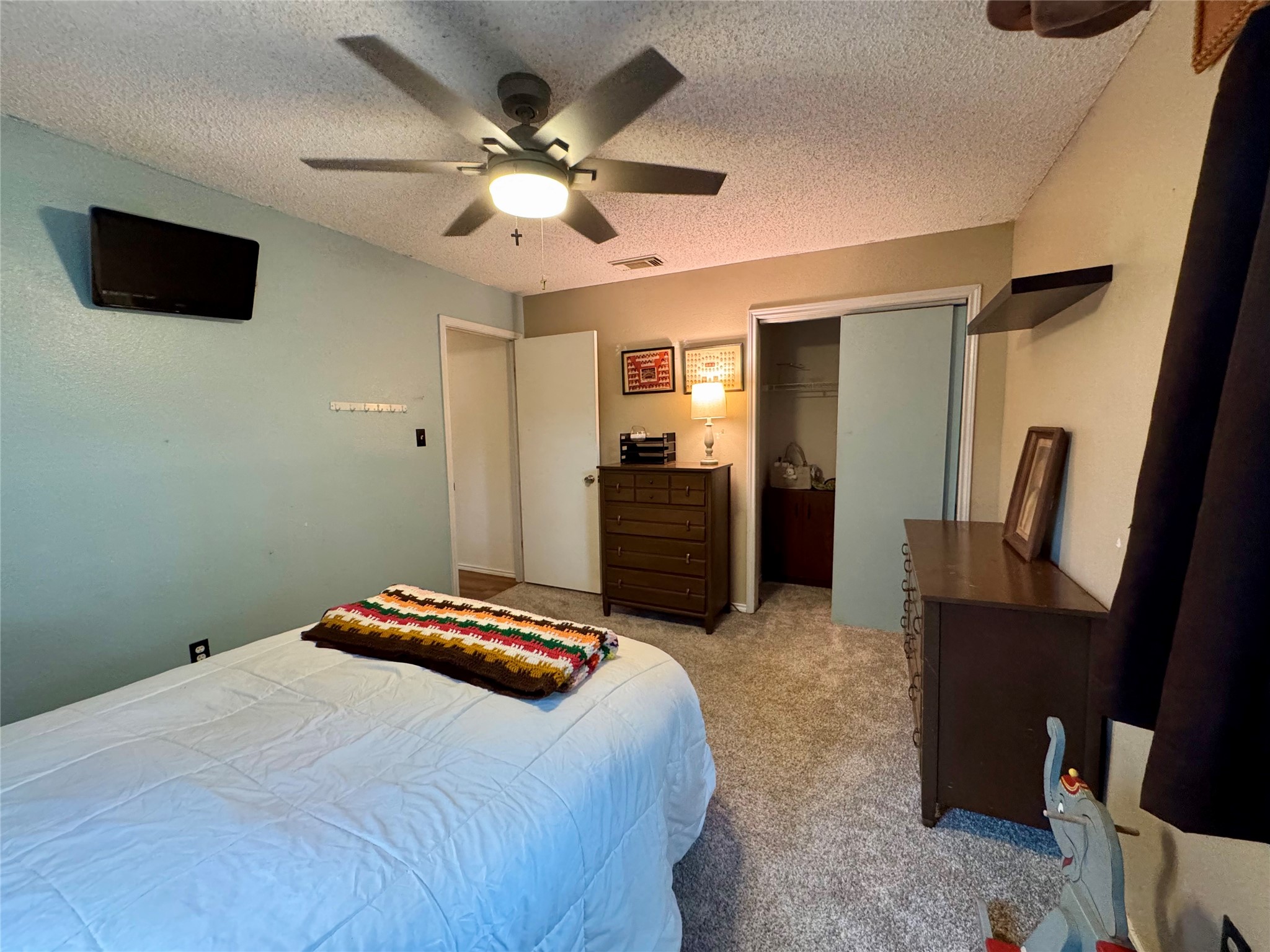 954 Hillbilly Heaven Road Livingston, TX 77351 - Photo 31 of 37 a bedroom with a bed and a flat tv screen