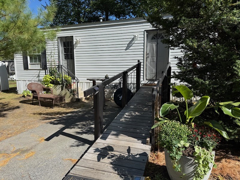 521 Forest Avenue Middletown, RI 02842 - Photo 2 of 17