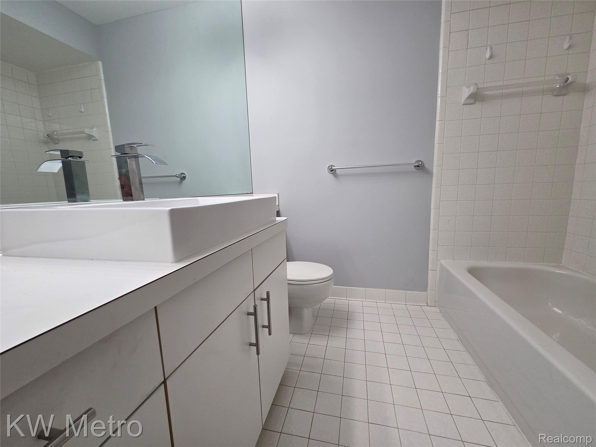 6680 Ridgefield Circle, Unit 104 West Bloomfield, MI 48322 - Photo 16 of 20 FULL BATH
